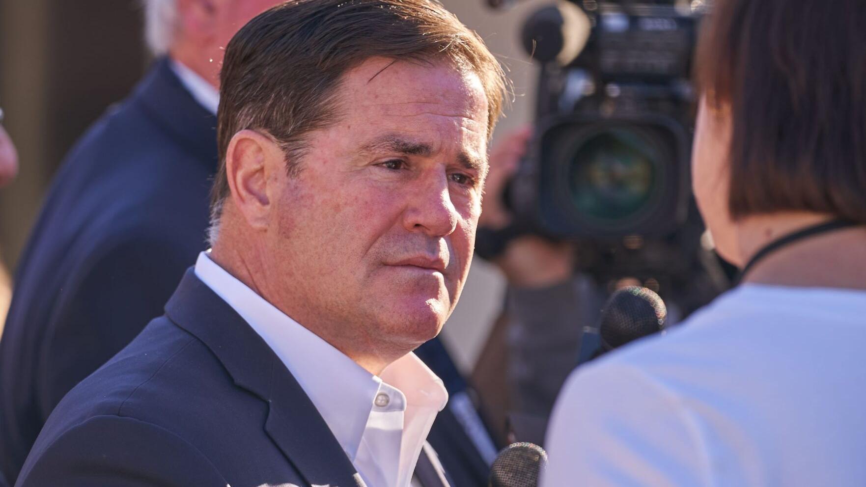 Restricciones transgénero y de aborto entre proyectos de ley firmados por Ducey